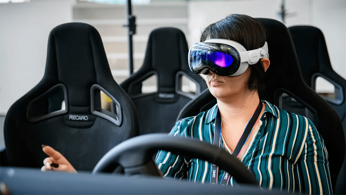 雷诺-XR-汽车-<a class='light-link' href='https://varjo.com/' target='_blank'>Varjo</a>-台架-vison pro-虚拟评审设计-2.png 雷诺-XR-汽车-<a class='light-link' href='https://varjo.com/' target='_blank'>Varjo</a>-台架-vison pro-虚拟评审设计-2.png